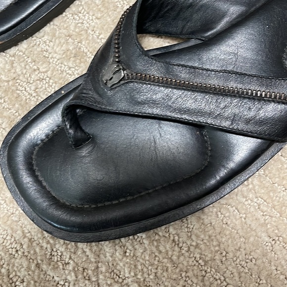 VERSACE VERSUS LEATHER FLIP FLOP SANDAL WITH ZIPPER - Picture 3 of 7